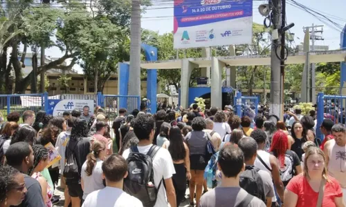 Os portões se abrem às 12h e se fecham às 13h