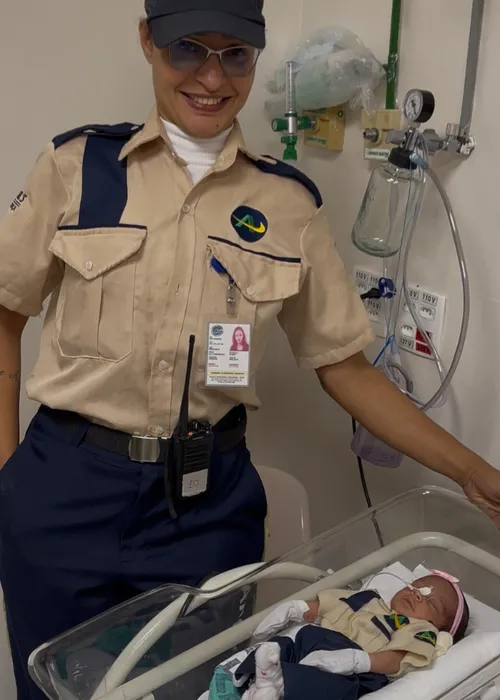 A vigilante Vanessa se emocionou com a minivigilante Ana Lara