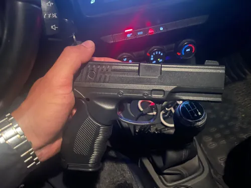 O simulacro de arma de fogo foi apreendido pela PM