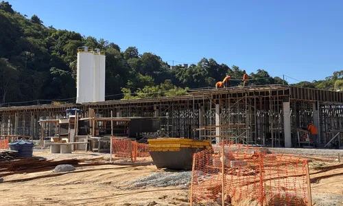 As equipes já concluíram a terraplanagem de parte do terreno