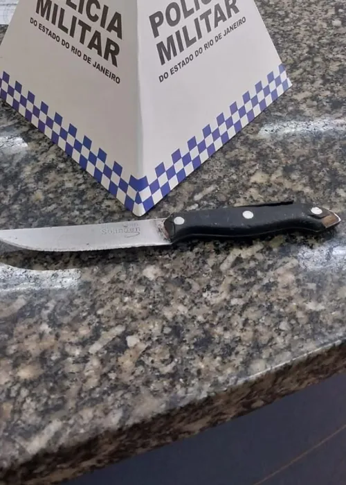 Faca usada no crime foi apreendida pela Polícia Militar