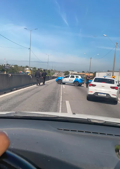 Viaturas da PM ficaram paradas no local sob tiros