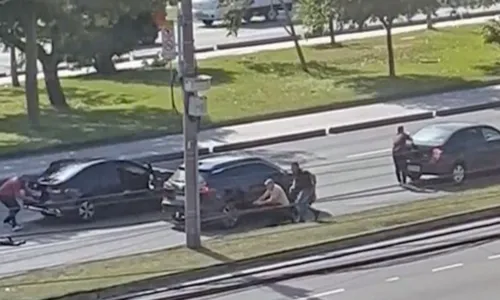 Veículo de luxo atingido por tiros na Avenida das Américas