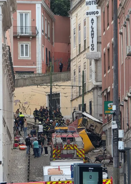 Corpo de Bombeiros no local do acidente.