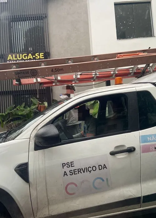 Uma equipe da Enel está no local para solucionar o problema