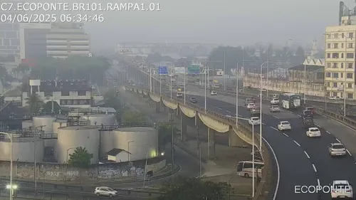 O congestionamento é atribuído ao elevado volume de veículos que seguem em direção à capital fluminense