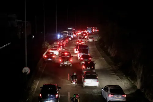 Motoristas encontram trânsito pesado na RJ-104