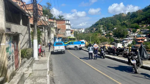 Equipes da NitTrans e da Polícia Militar estão no local