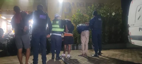 Os três suspeitos foram levados para a delegacia pelos guardas