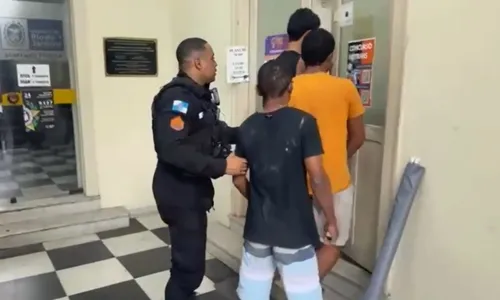 Acusados foram levados para a 76ª DP, no Centro
