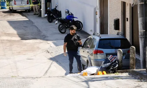 Agentes da Polícia Civil isolaram a área para realizar a perícia