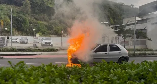Carro pegou fogo na Marquês do Paraná, em Niterói