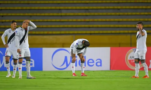Jogadores do Vasco se mostram abatidos após sofrer mais um gol na altitude de Quito