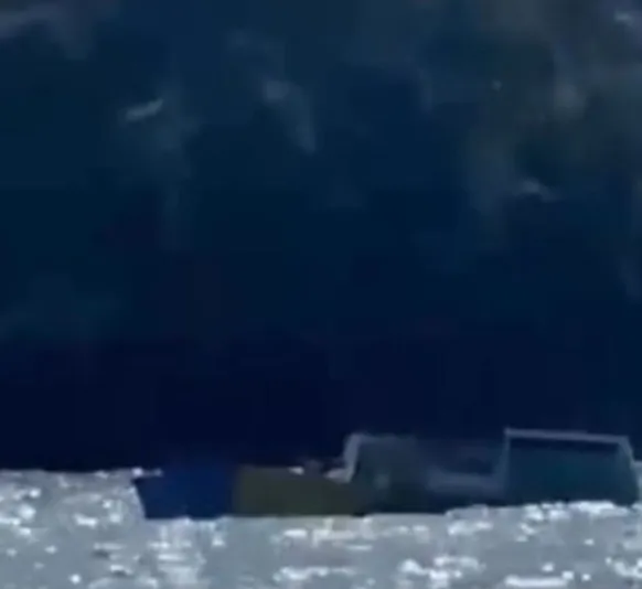 Barco com pescadores afunda em praia da Região dos Lagos; vídeo