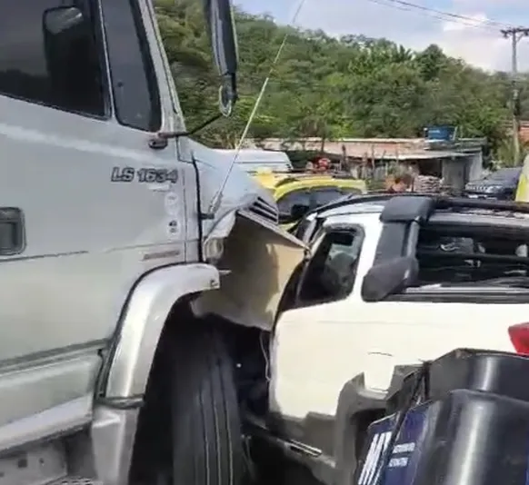 Bombeiros revelam número de feridos em acidente na RJ-106