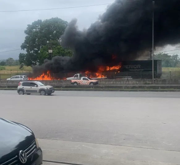 Caminhão em chamas provoca megaengarrafamento na BR-101