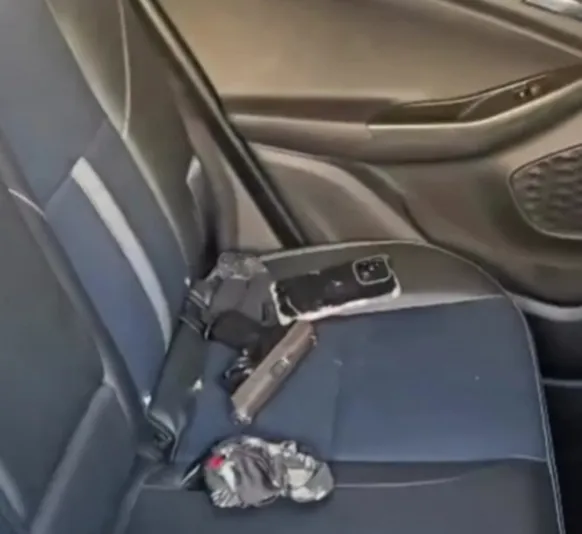 Homens são presos transportando corpo e armas dentro de carro