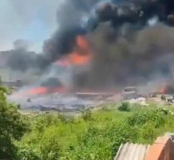 Incêndio de grandes proporções atinge fábrica de colchões no Rio