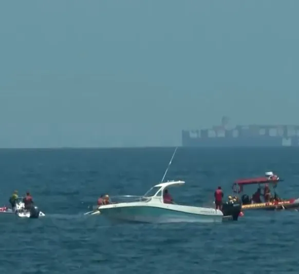 Piloto morre após queda de monomotor no mar de Copacabana