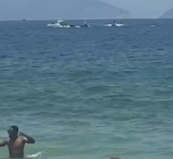 Avião de pequeno porte cai no mar de Copacabana