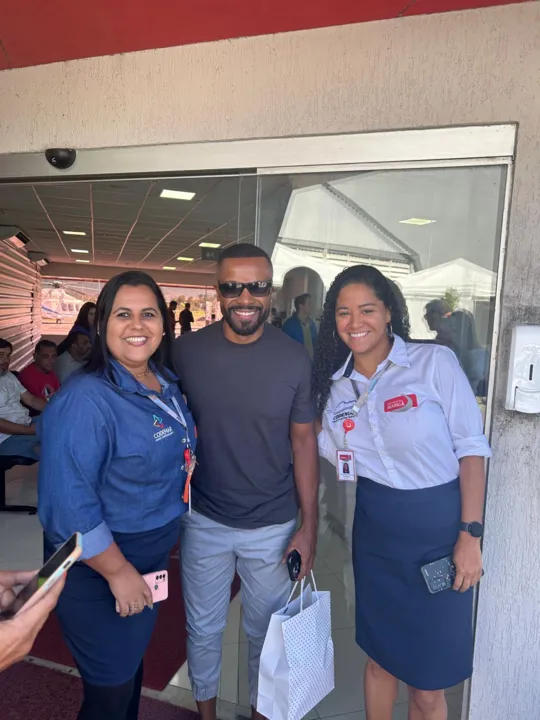 Alexandre Pires atrai atenção de fãs no Aeroporto de Maricá; fotos