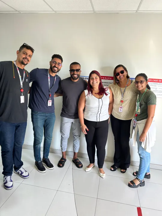 Alexandre Pires atrai atenção de fãs no Aeroporto de Maricá; fotos