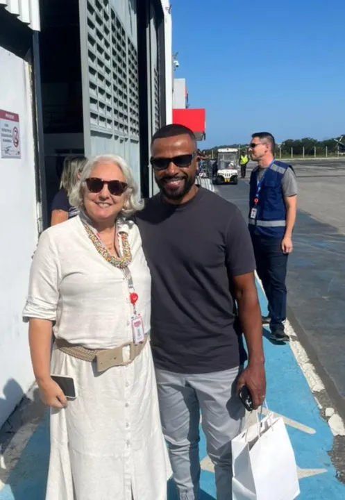 Alexandre Pires atrai atenção de fãs no Aeroporto de Maricá; fotos