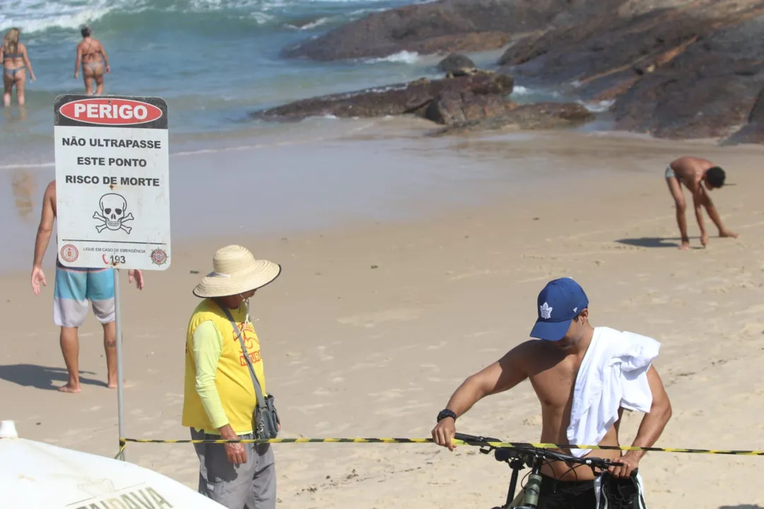 Banhistas se arriscam e furam isolamento em praia de Niterói