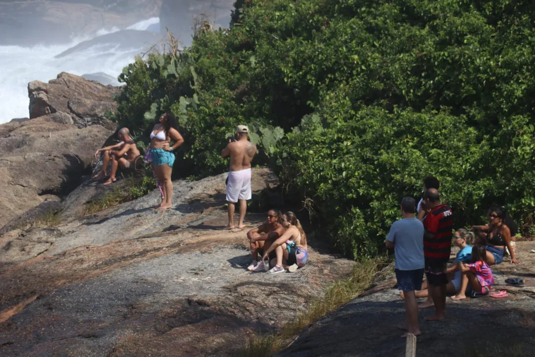 Banhistas se arriscam e furam isolamento em praia de Niterói