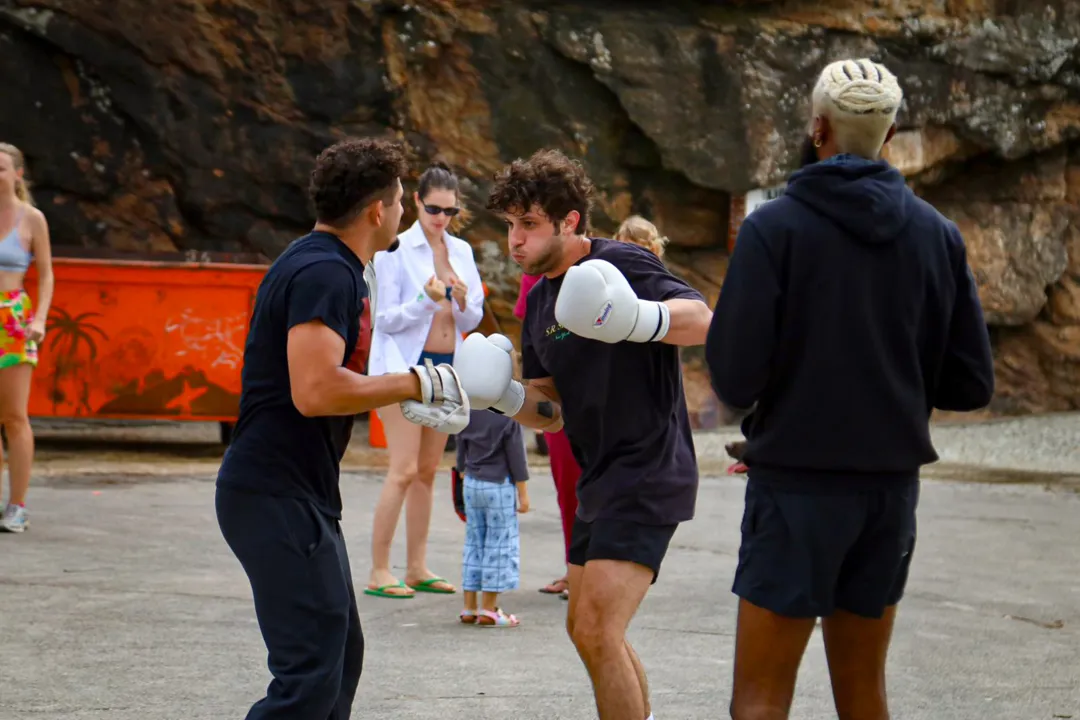 Chay Suede é flagrado treinando no calçadão da Zona Sul do Rio