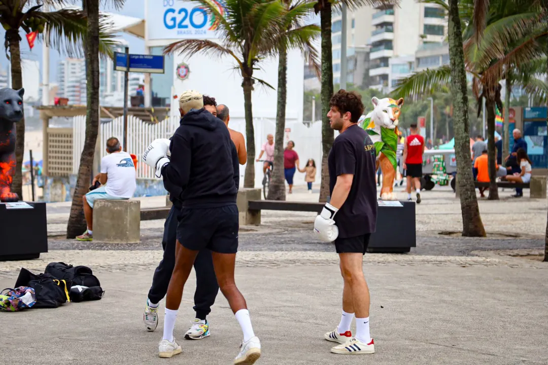 Chay Suede é flagrado treinando no calçadão da Zona Sul do Rio