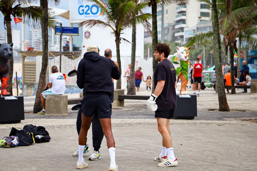 Chay Suede é flagrado treinando no calçadão da Zona Sul do Rio