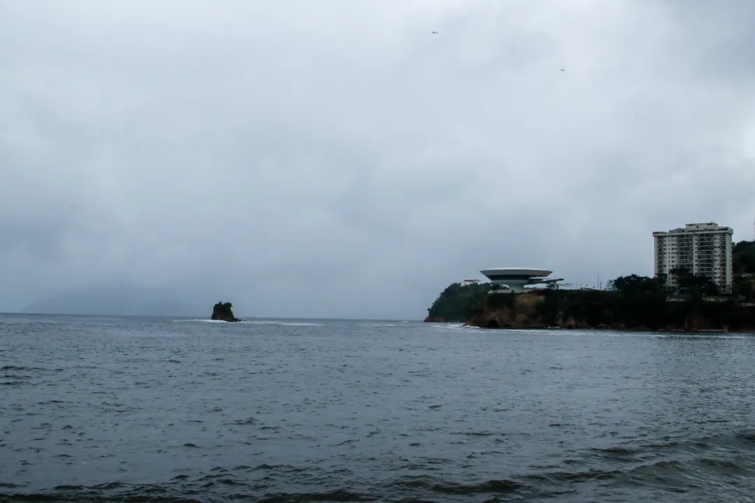 Chegada do frio 'congela' paisagens de Niterói; veja fotos