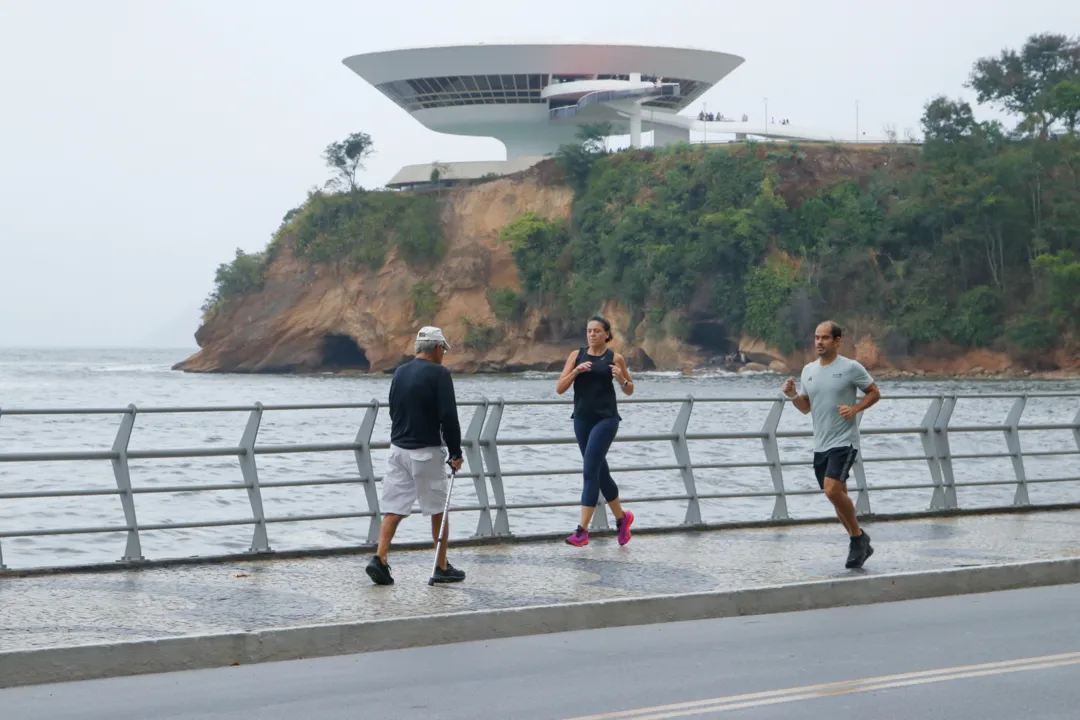 Chegada do frio 'congela' paisagens de Niterói; veja fotos