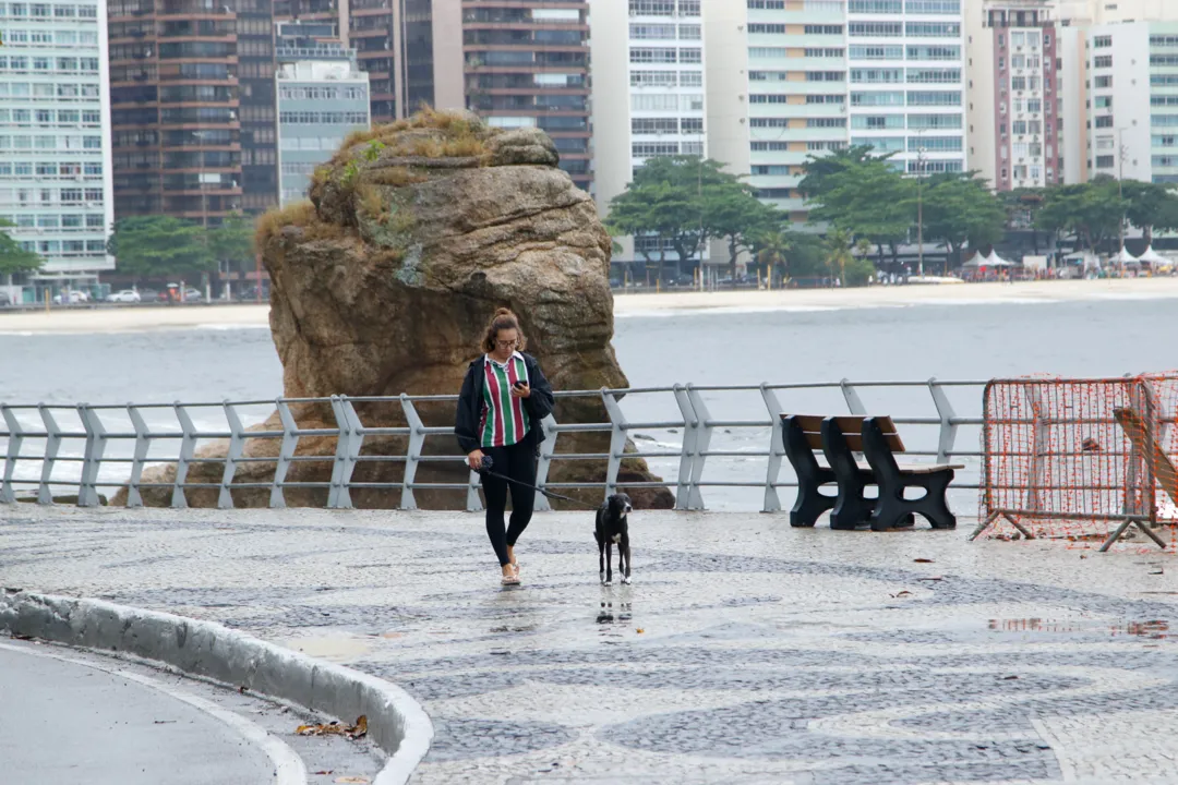 Chegada do frio 'congela' paisagens de Niterói; veja fotos