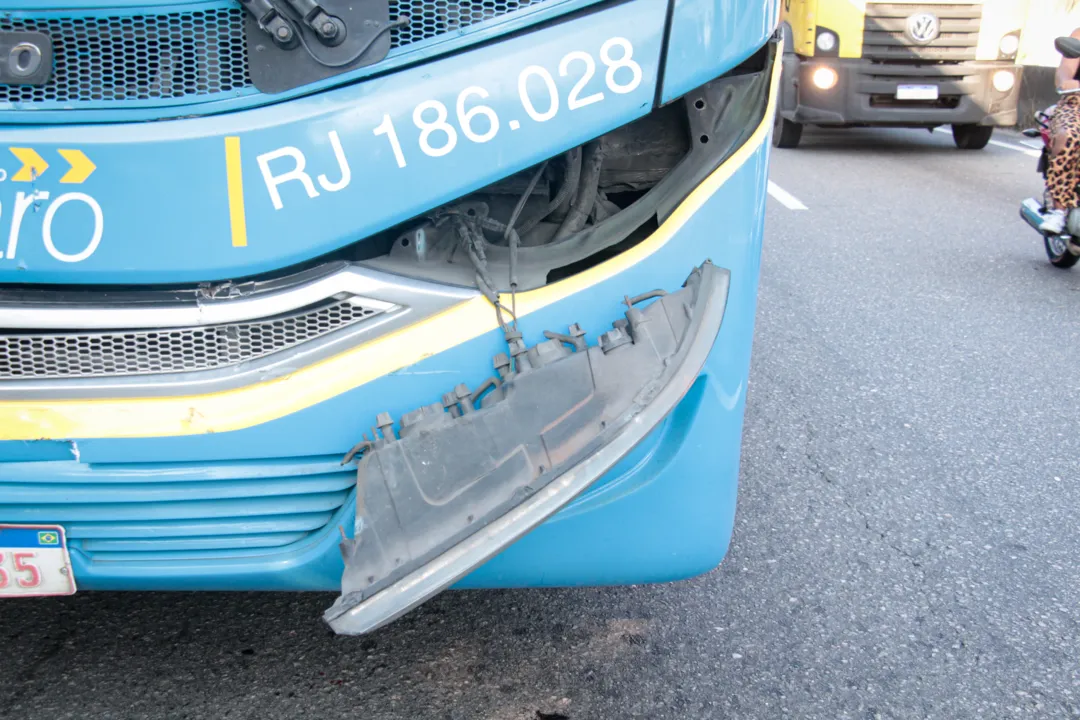 Colisão entre ônibus e viatura da PM complica trânsito na RJ-104