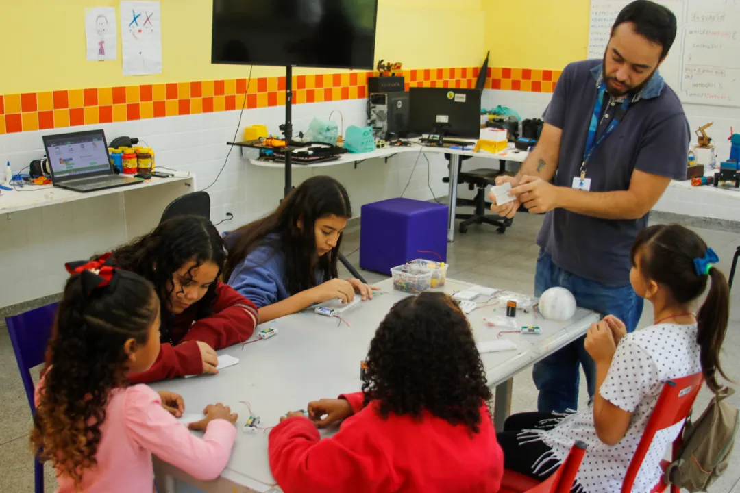 Colônia de férias traz diversão para crianças e jovens em Niterói