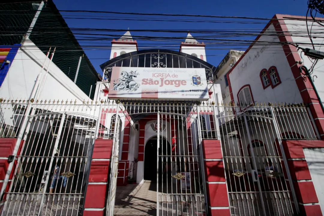 Devoção e luta: fiéis pedem proteção a São Jorge em Niterói