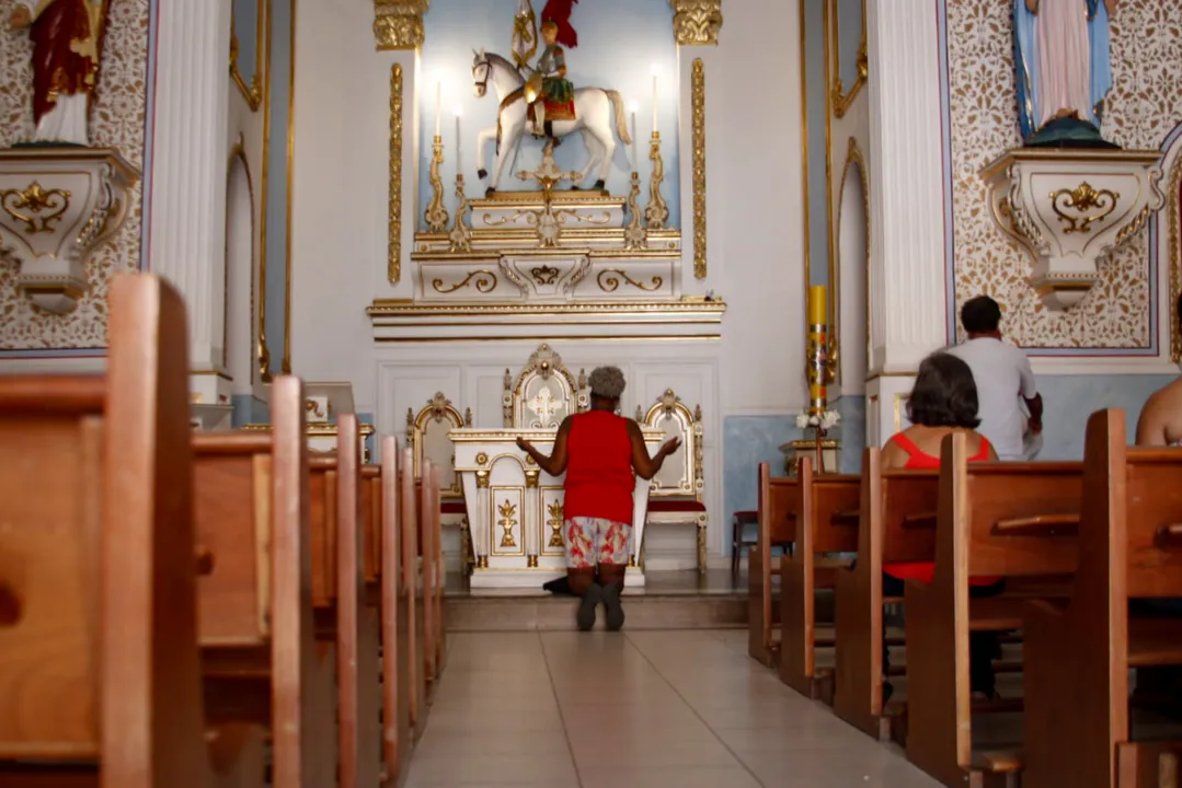 Devoção e luta: fiéis pedem proteção a São Jorge em Niterói