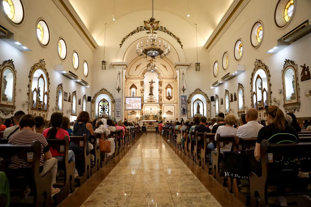 Devota atravessa estado para celebrar Santo Antônio em Niterói