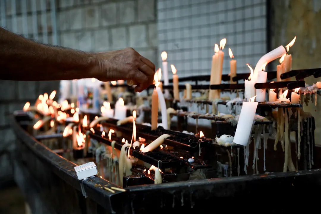 Devota atravessa estado para celebrar Santo Antônio em Niterói