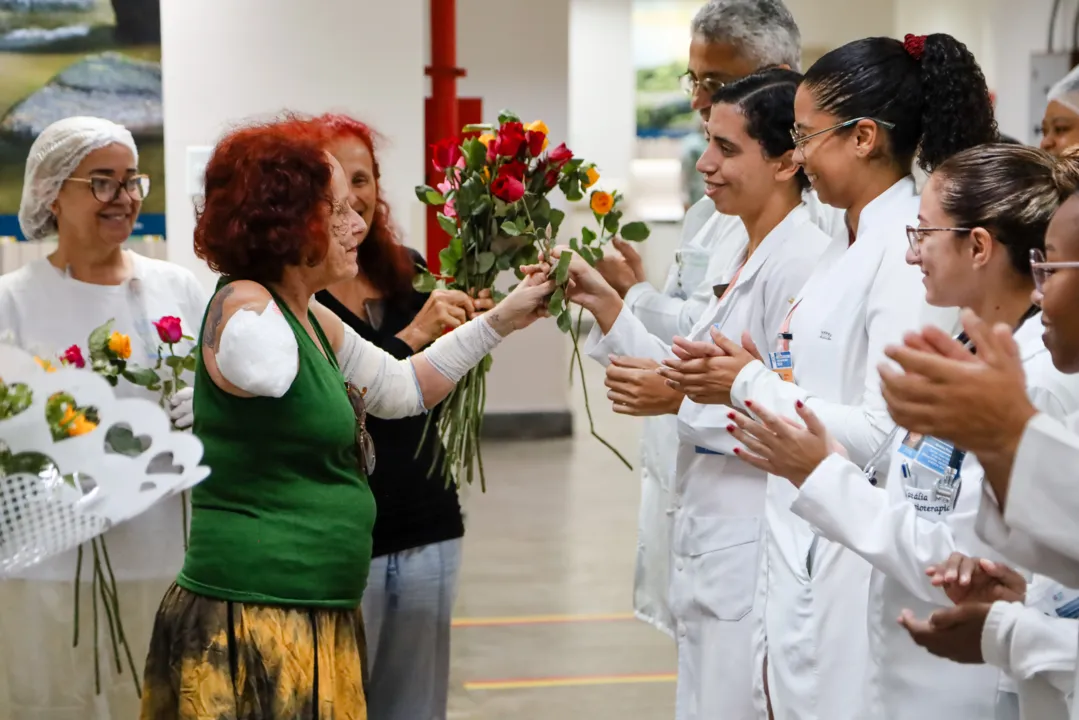 Roseana distribuiu flores para a equipe médica do Heat 