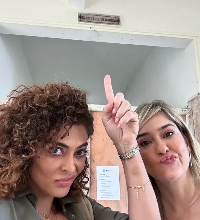 Juliana Paes aparece com barrigão de grávida na web