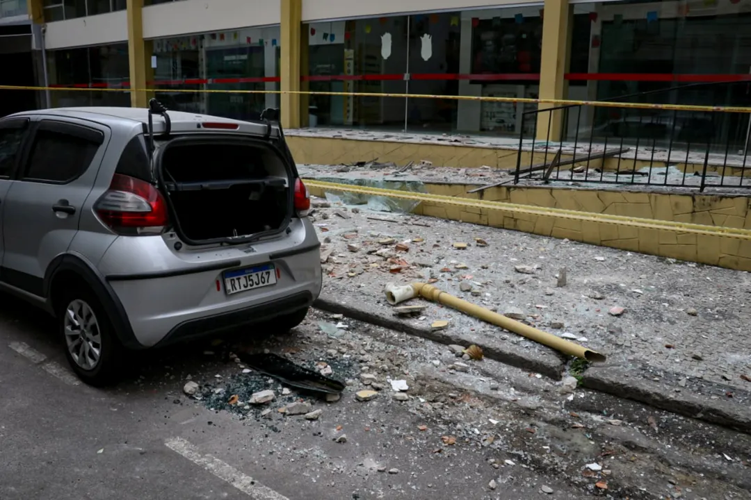 Shopping de Icaraí é esvaziado após queda de fachada: ‘Sem prazo'