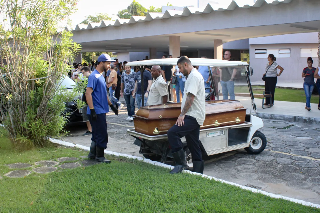 Multidão comparece a enterro de médico famoso em Niterói