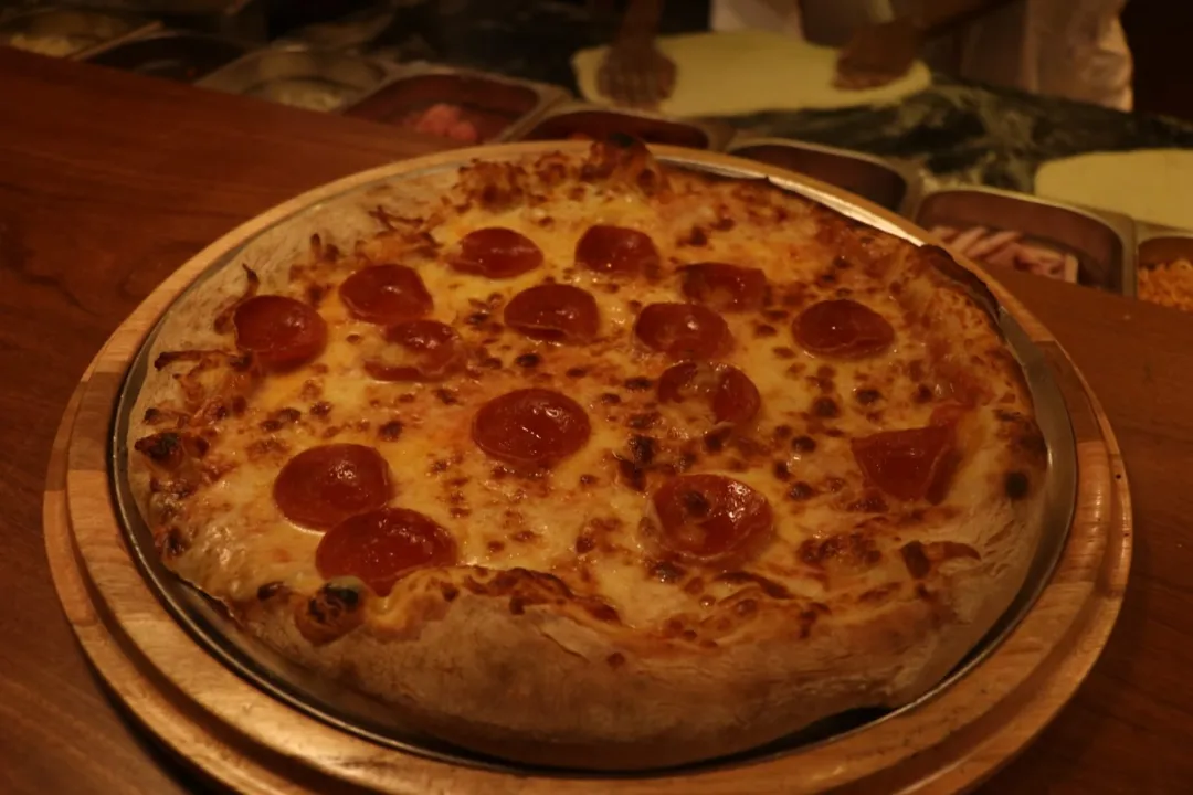 Frontera tem cardápio variado, com pizza, churrasco, entre outros pratos 