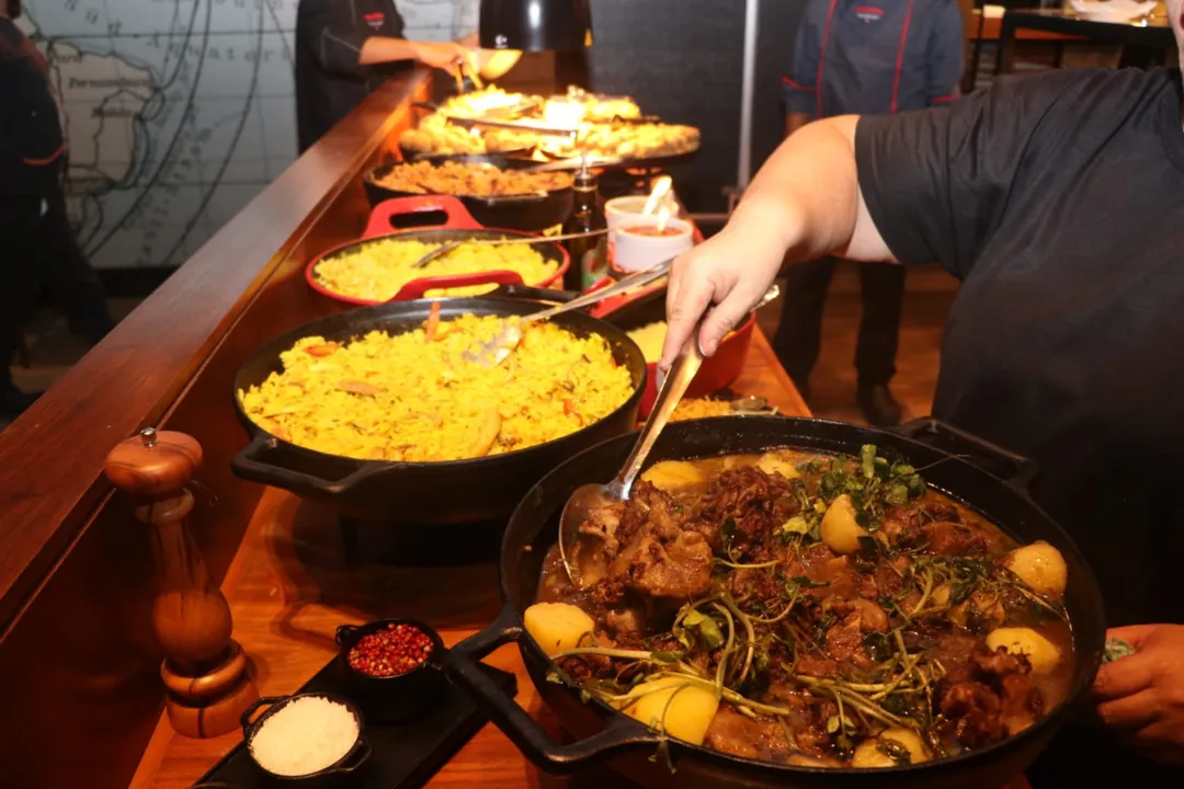 Frontera tem cardápio variado, com pizza, churrasco, entre outros pratos 