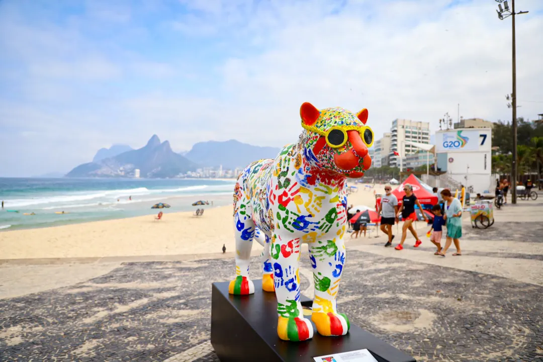 Onças-pintadas 'visitam' calçadão de praia carioca e encantam