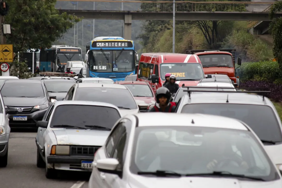 Parou tudo! Acidente com feridos na RJ-104, em Niterói