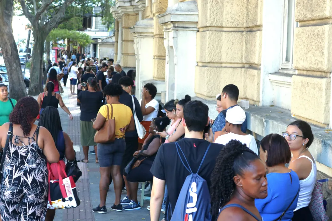 Perrengue! Eleitores madrugam para regularizar título em Niterói